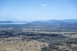 Costa Rica National Park Drucke: View over dry plain to the sea