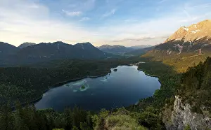 Evening Atmosphere In Bavaria Drucke: View over the Eibsee lake at sunset