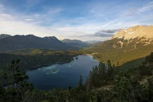 Upper Bavaria Mountain Range Drucke: View over the Eibsee lake at sunset