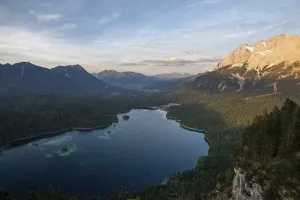 Wetterstein Mountain Range Drucke: View over the Eibsee lake at sunset