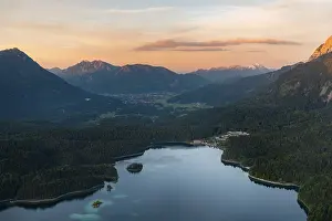 German Mountain Range Scenery Drucke: View over the Eibsee lake at sunset