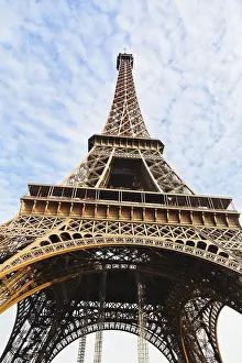 Eiffel Tower Paris Drucke: Bottom view of Eiffel tower in Paris