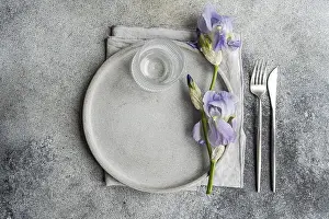 Concrete Table Setting Drucke: Top view of an elegant table setting featuring a concrete textured plate