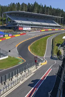 Drucke von Blick von einer erhöhten Position auf die gefährliche Eau Rouge-Kurve, dahinter der 40 Meter hohe Raidillon-Rampenabschnitt des Circuit de Spa Francorchamps Sport Drucke: Blick von einer erhöhten Position auf die gefährliche Eau Rouge-Kurve.