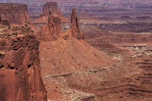 Rocky Formation Photography Drucke: View of eroded landscape from Mesa Arch