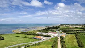 Drucke von Blick auf Felder und Küste, die zum Meer führen, mit Wellen unter einem bewölkten Himmel, Blick vom Phare du Chassiron, Ile d'Oleron, Frankreich Blick auf Felder und Küste, die zum Meer führen Charente Drucke: Blick auf Felder und Küste führend zum Meer.