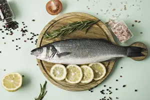 Beautiful Food Photography Drucke: Top view fish with herbs lemon