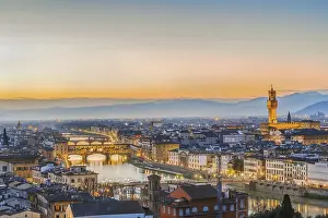 Fluss Drucke: Blick auf Florenz mit dem Ponte Vecchio bei Sonnenuntergang vom Michelangelohügel.