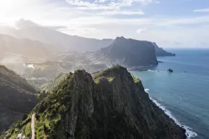 Uninhabited Rocky Shoreline Drucke: View of forest-clad cliffs and mountains