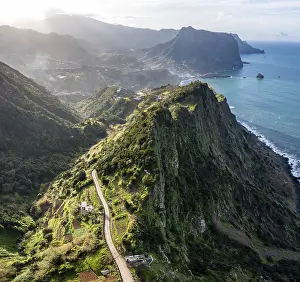 Rocky Coast Portugal Drucke: View of forest-clad cliffs and mountains