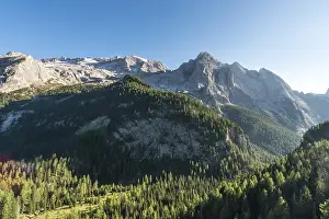 Uninhabited Mountainous Regions Drucke: View of the forest and mountains