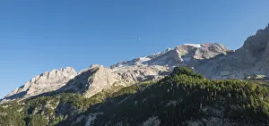 Mountain Chain Of Peaks Drucke: View of the forest and mountains