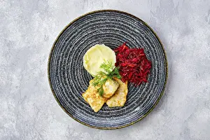 Seehecht Drucke: Oberansicht von gebratenem Hake in Breading mit Mashed Potato und gerösteter Rote Beete.