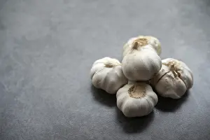Vegetable Nutrition Drucke: Top view garlic with copy space on dark background
