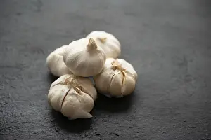 Deserted Garlic Field Drucke: Top view garlic with copy space on dark background