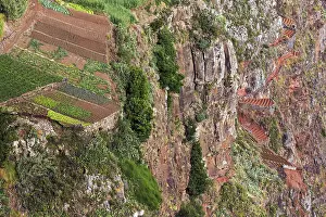 Coastal Townscape Photography Drucke: View from the glass-bottom skywalk viewing platform of the cliffs with terraced fields