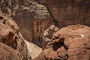 Al Khazneh Facade Drucke: View from above into the gorge Siq