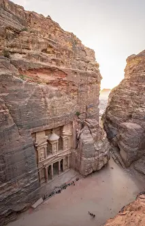 Rock Carved Treasure House Drucke: View from above into the gorge Siq