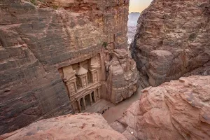 Rock Carved Treasure House Drucke: View from above into the gorge Siq