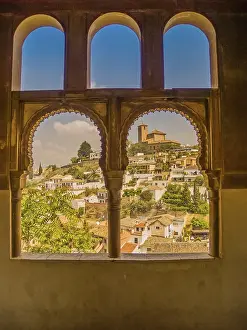 Spanish Architecture Drucke: View over Granada though arab arched window, Spain
