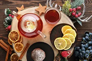 Christmas Season Sweets Drucke: Top view of grape and lemon tea with chocolate cake