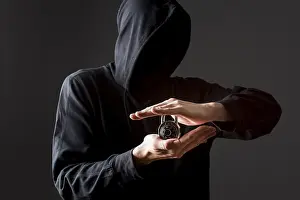 Data Protection Online Drucke: Front view hacker holding lock