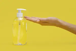 Medical Care Prevention Drucke: Side view hand using liquid soap