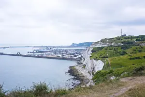 Coastal Towns In England Drucke: View of the harbour and town of Dover