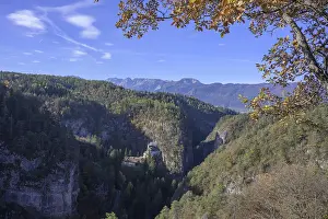 Southern Europe Pilgrimage Trail Drucke: View down to the former hermitage and place of pilgrimage