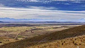 Highland Landscape Photo Drucke: View of hilly landscape with cloudy sky