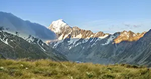 Snow Capped Mountains NZ Drucke: View of the Hooker Valley with Mount Cook