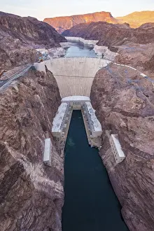 American Landscape Photography Drucke: View of the Hoover Dam from above at sunset