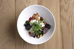 Healthy Salad Recipe Drucke: Top view of hot salad with deep fried beetroot