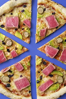Top View Pizza Drucke: Top view image of a pizza sliced into eighths