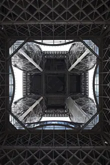 Eiffel Tower View From Below Drucke: View from below of the impressive metal construction