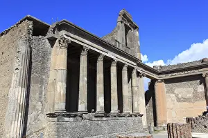 Volcanic Landscape Europe Drucke: View from the interior onto the podium of the basilica
