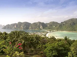 Southeast Asia Beach Scene Drucke: View of the island of Ko Phi Phi Don