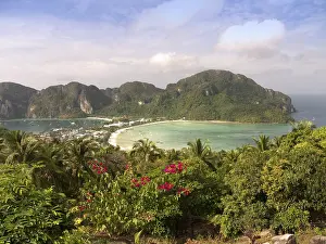 Southeast Asia Beach Scene Drucke: View of the island of Ko Phi Phi Don