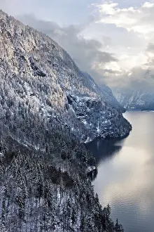 Drucke von Blick über den Königssee im Winter, Landkreis Berchtesgadener, Bayern, Deutschland Königssee Drucke: Blick über den Königssee im Winter.