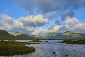 Scottish Highland Scenery Drucke: View of a lake with surrounding mountains under a dramatic sky