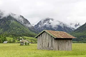 Cloud Covered Mountains Drucke: View from the Loretto meadows to cloud-covered mountains
