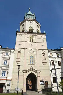 Historic Building Facade Drucke: Front view of a medieval tower in daylight