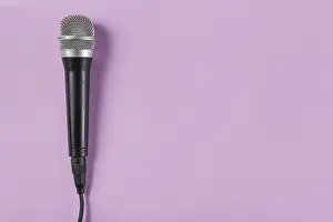Pink Background Studio Shot Drucke: Top view microphone pink background