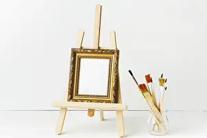 Empty Picture Frame Drucke: Front view minimalist frame easel brushes