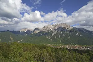 Deserted German Village Scene Drucke: View of Mittenwald with the Karwendel mountain range