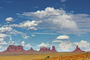 Eroded Desert Landscapes Drucke: View of Monument Valley, cloudy sky