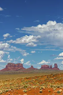 Dry Desert Region Scenery Drucke: View of Monument Valley, cloudy sky