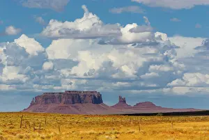 Overcast Mountainous Region Drucke: View of Monument Valley, cloudy sky