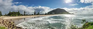 New Zealand Coastal Scene Drucke: View to Mount Manganui with beach