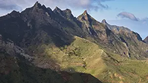 Spanish Mountain Scenery Drucke: View of a mountain range under partly cloudy sky
